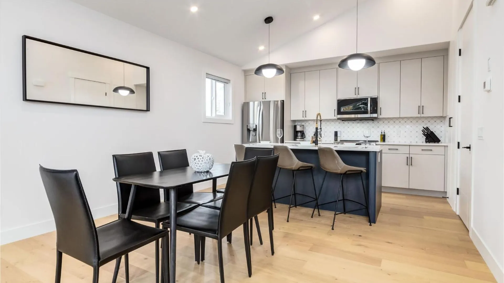 Perfect For Long Stays Free Parking Pets Allowed YYC Ferienhaus