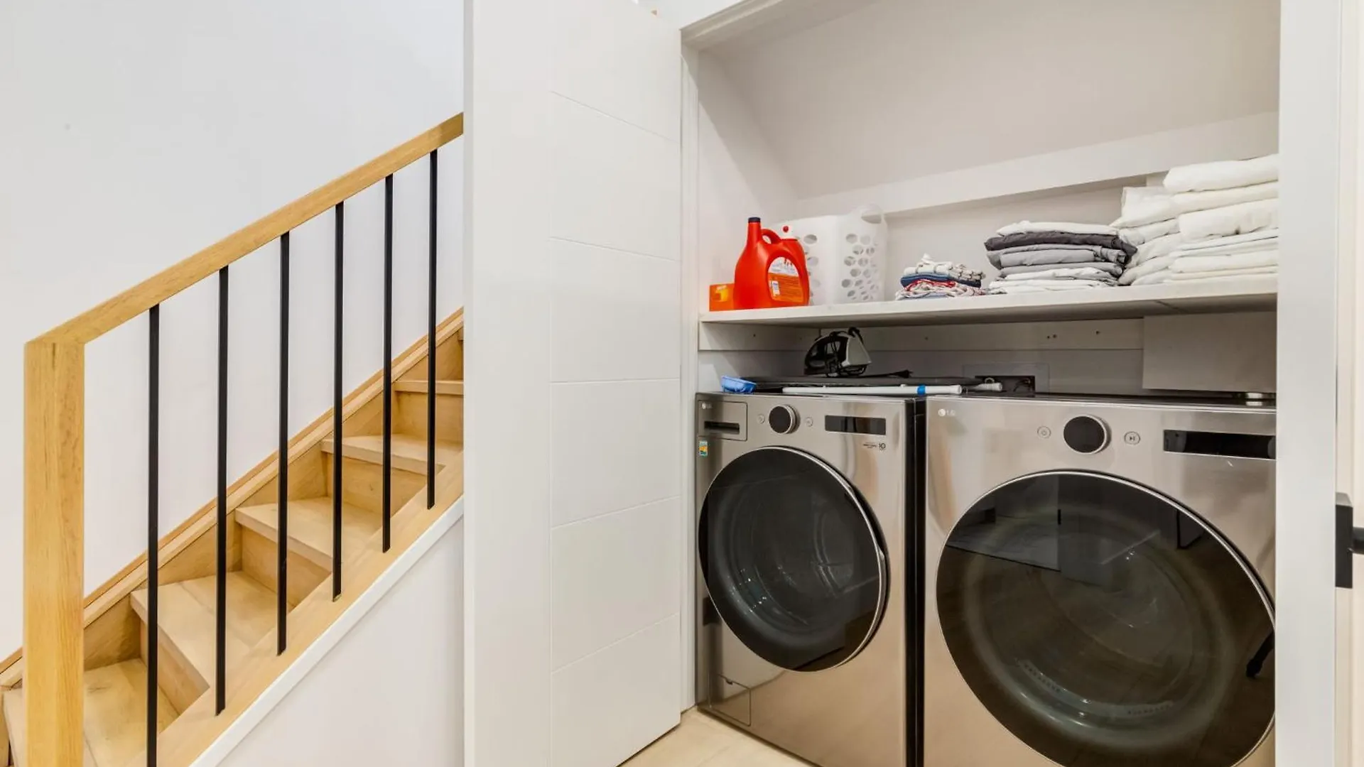 Perfect For Long Stays Free Parking Pets Allowed YYC