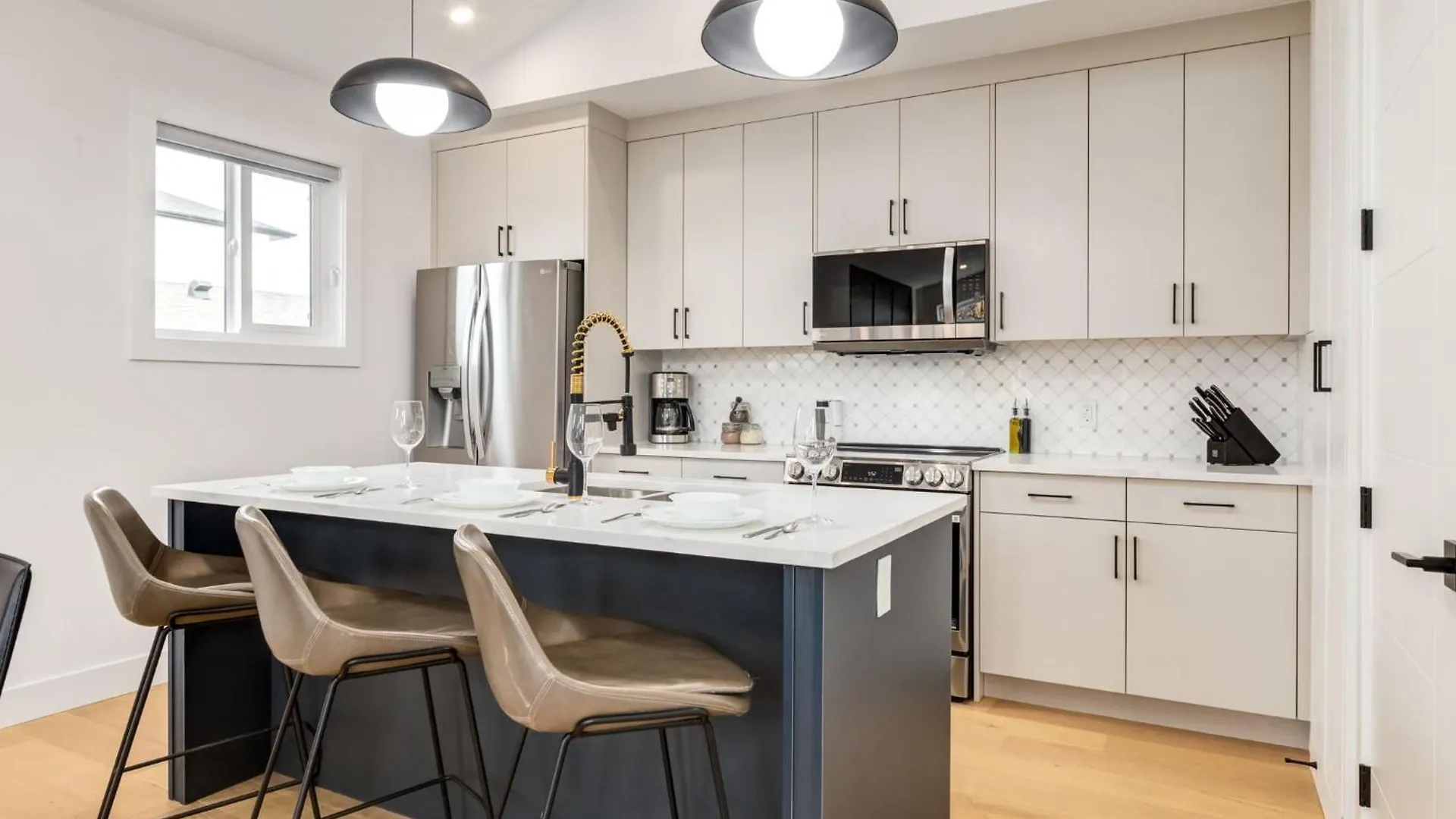 Holiday home Perfect For Long Stays Free Parking Pets Allowed Calgary Canada